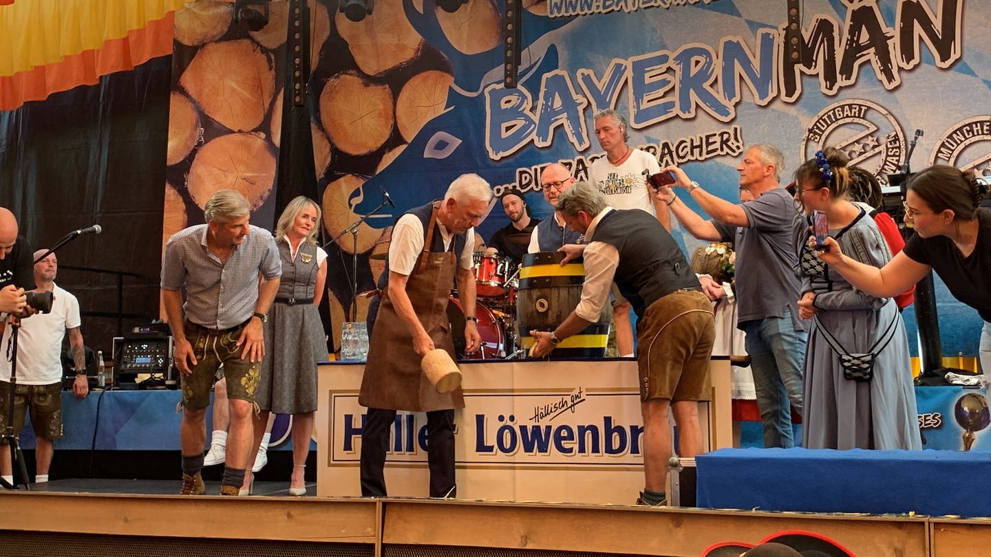 Fassanstich von Harry Mergel auf der Bühne im Volksfestzelt (Foto: SWR, SWR)