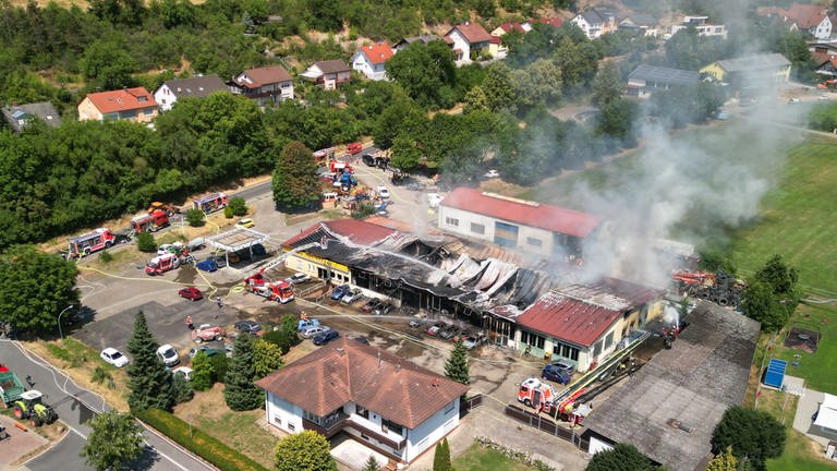 Bei dem Großbrand in einer Autowerkstatt in Werbach-Wenkheim (Main-Tauber-Kreis) ist die Schadenssumme inzwischen auf 3,5 Millionen Euro angestiegen, da wohl auch Oldtimer verbrannt sind. (Foto: René Engmann)