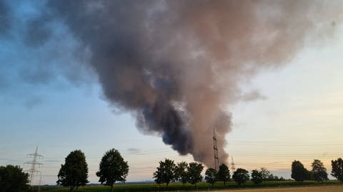 Die Rauchwolke war kilometerweit zu sehen. Schadstoffe seien allerdings keine ausgetreten, so die Polizei. (Foto: 7aktuell.de | CV)