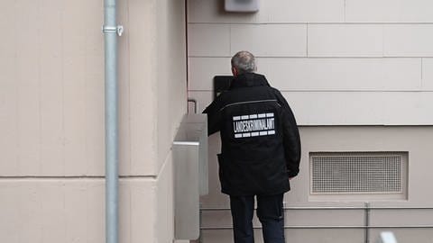 Ein Mitarbeiter des Landeskriminalamts in Schwäbisch Hall (Foto: picture-alliance / Reportdienste, picture alliance/dpa/Ostalb Network | Fabian Koss)