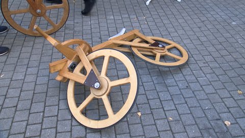 Ein sogenanntes Drais-Laufrad liegt in Crailsheim auf dem Boden. (Foto: SWR)