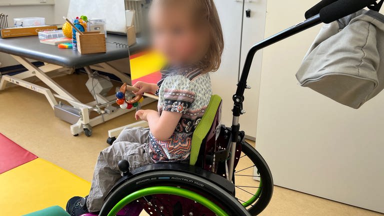 Mädchen mit Behinderung im Rollstuhl. (Foto: SWR)