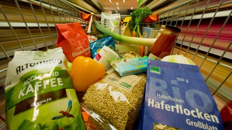 Bio-Lebensmittel in Einkaufswagen (Foto: dpa Bildfunk, oeko-aktionswochen-starten-fuer-mehr-bio-in-baden-wuerttemberg)