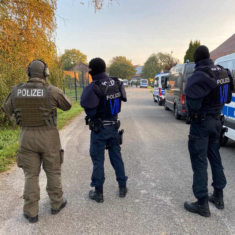 Polizisten bei einer Razzia gegen eine rechtsextreme Sekte im Großraum Heilbronn (Foto: SWR)