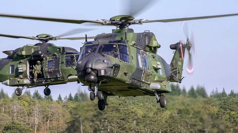 Zwei NH90 der Heeresflieger in Niederstetten im Landeanflug auf den Truppenübungsplatz Külsheim im Rahmen der Übung "Mini Sonic". (Foto: SWR)