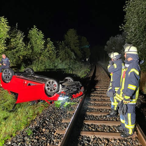 Pkw Unfall in an Bahnstrecke Satteldorf (Foto: Pressestelle, Freiwillige Feuerwehr Satteldorf)