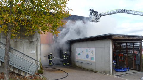 Ein Feuer hat die Geschwister-Scholl-Schule stark beschädigt (Foto: Feuerwehr Künzelsau)