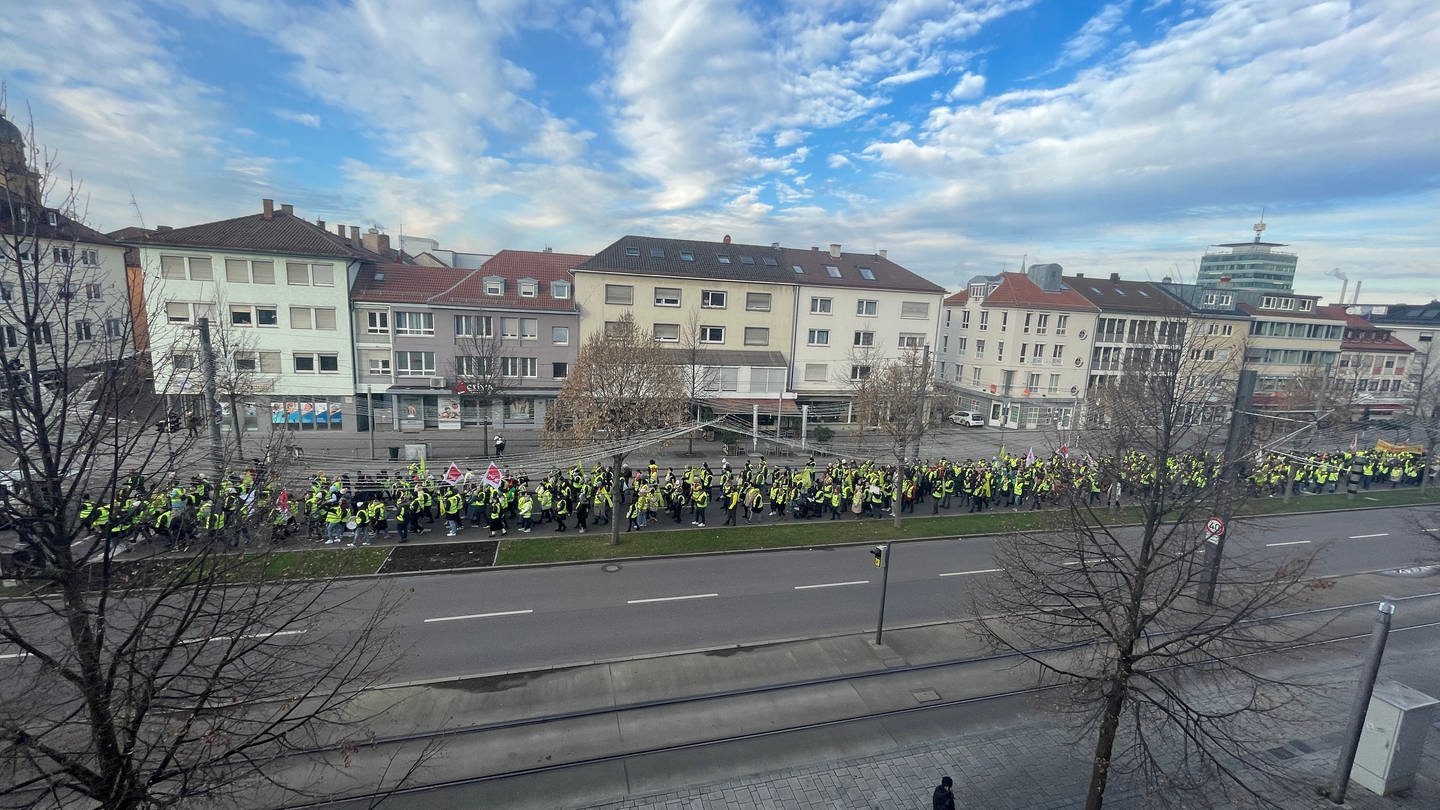 Rund 600 Streikende aus dem Handel, dem öffentlichen Dienst und der AOK waren am Donnerstag in Heilbronn auf der Straße (Foto: SWR)