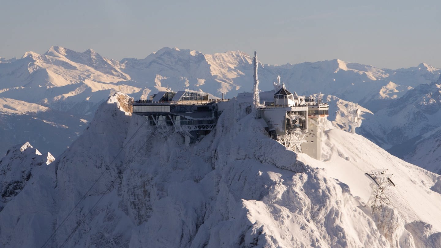 Ein Blick auf die Bergstation der Seilbahn auf der Zugspitze (Symbolbild). (Foto: dpa Bildfunk, picture alliance/dpa | Vasco Garcia)