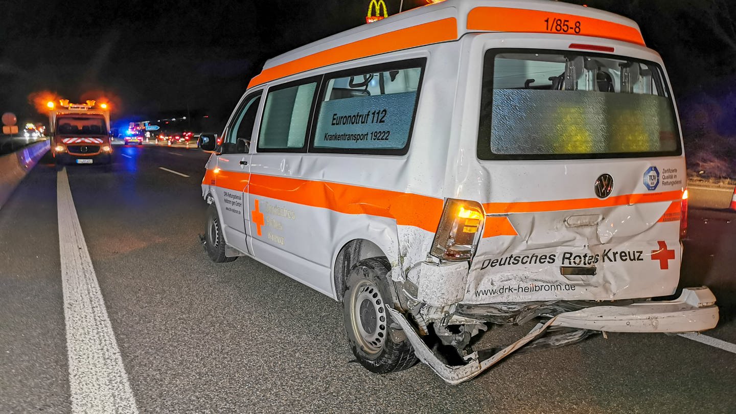 Krankentransport mit Patient an Bord in Unfall auf A6 verwickelt. (Foto: Julian Buchner/ EinsatzReport24)