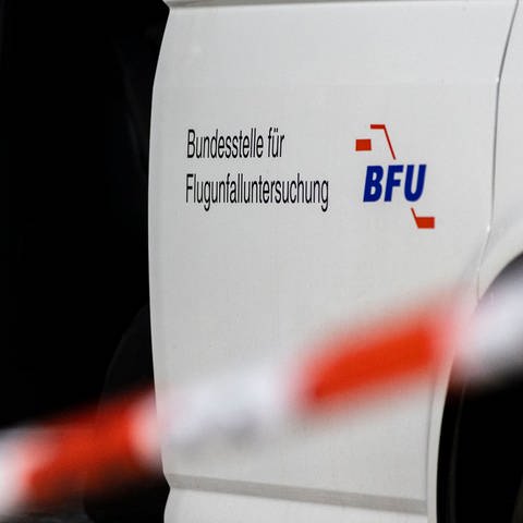 Ein Auto der BFU - Bundesstelle für Flugunfalluntersuchung - steht auf dem Parkplatz  (Foto: dpa Bildfunk, picture alliance/dpa | Christoph Reichwein)