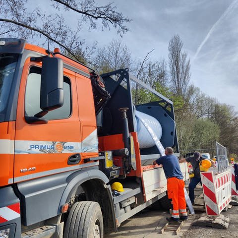 In Erlenbach wird ein neuer Schlauch in die Hauptwasserleitung verlegt (Foto: Bodensee-Wasserversorgung)