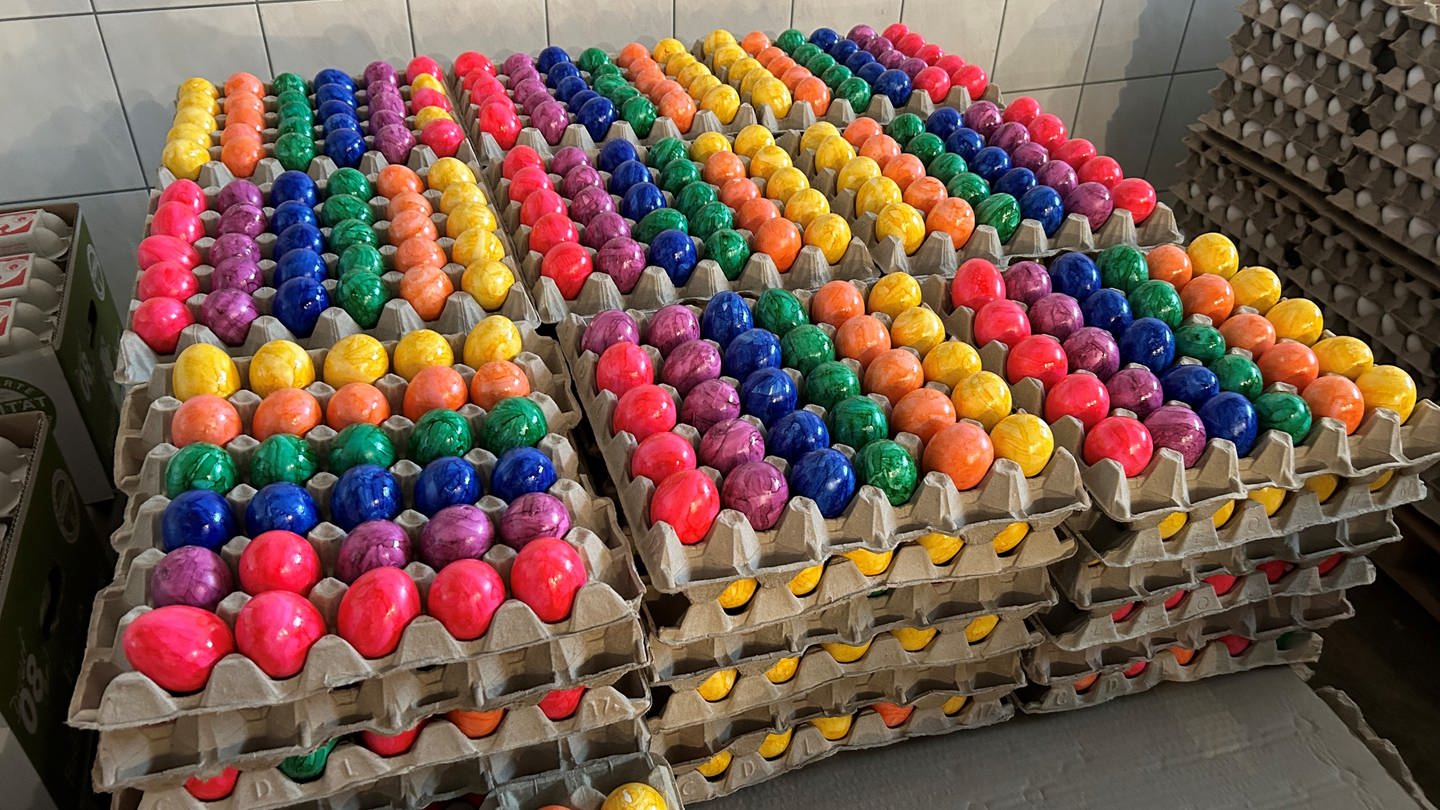Bunt gefärbte Eier auf einer Palette (Foto: SWR)