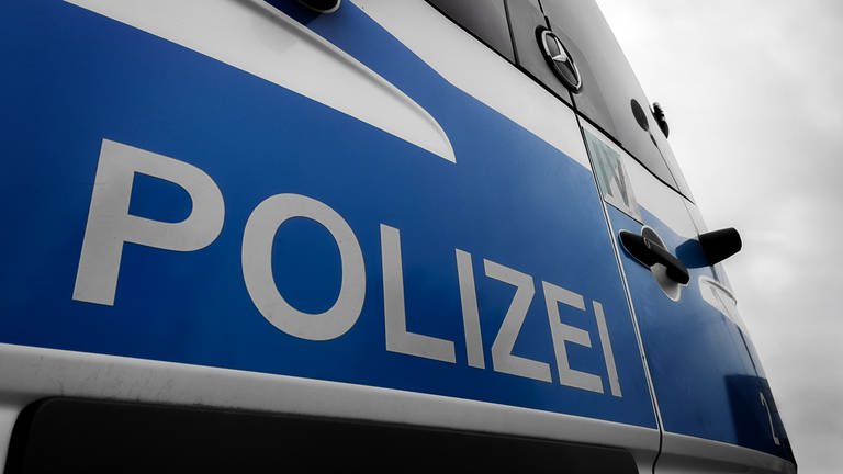 Polizeifahrzeug Heckansicht. In Oberuhldingen ist bei einem Polizeieinsatz ein Schuss gefallen. (Foto: SWR, Jürgen Härpfer (Symbolbild))