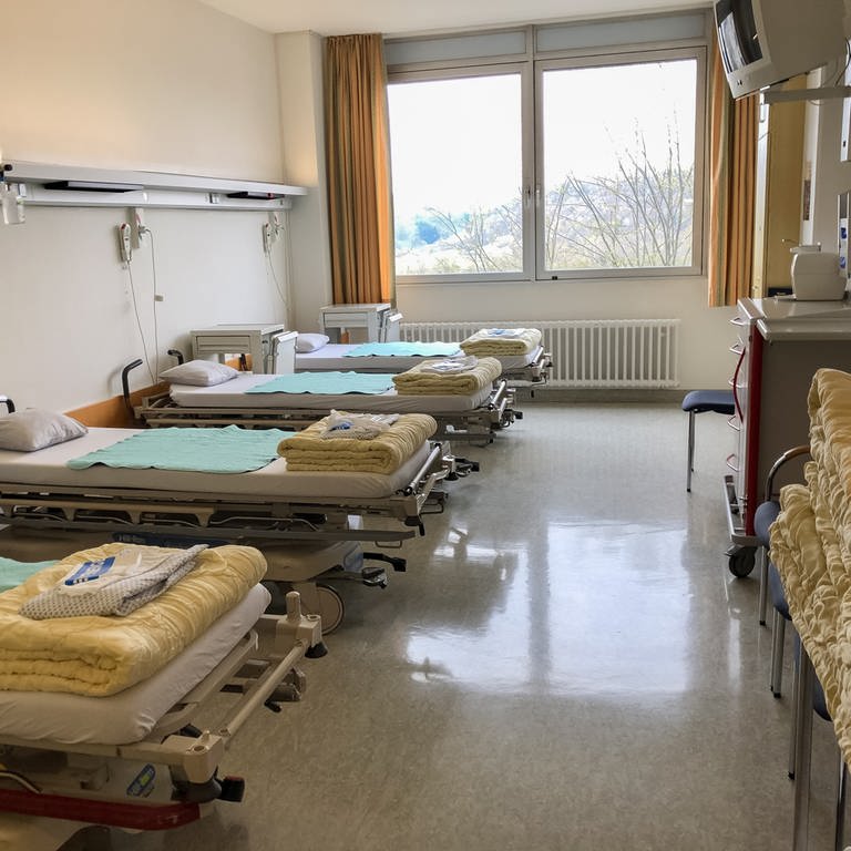 Krankenzimmer mit vier unbelegten Betten im Krankenhaus Diak Diakoneo Schwäbisch Hall. (Foto: SWR)