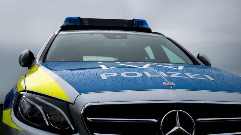 Ein Polizeiauto mit regennasser Front (Foto: SWR, Jürgen Härpfer (Symbolfoto))