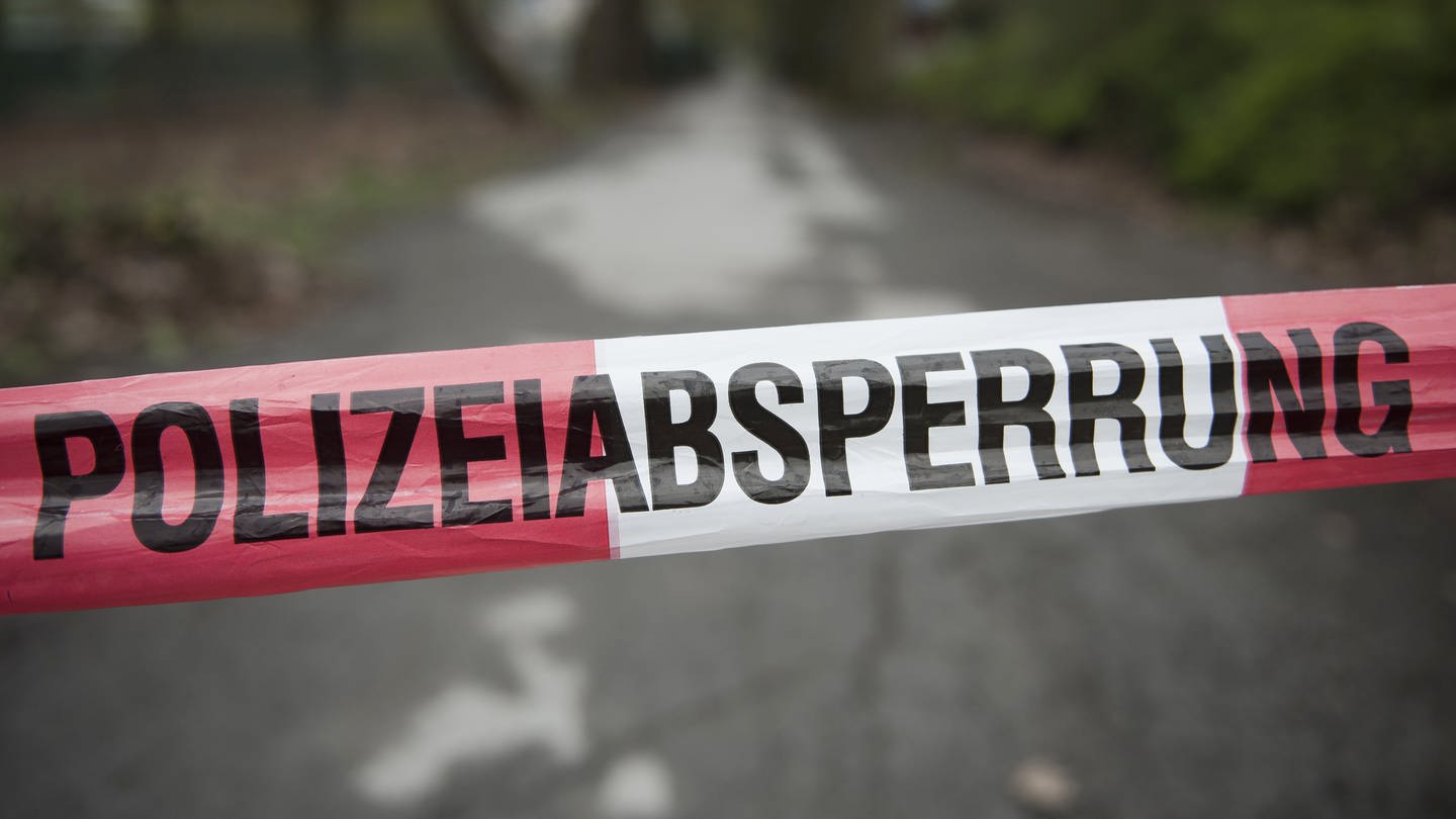 Polizei-Asperrband. Symbolbild: Polizei ermittelt nach dem Tode eines 22-Jährigen an der Kläranlage in Tauberbischofsheim (Foto: dpa Bildfunk, Picture Alliance)