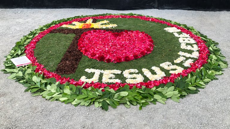"Jesus lebt" - der Blumenteppich der Heilbronner Kirchengemeinde Heilig Kreuz auf der BUGA (Foto: SWR, Ulrike Schirmer)