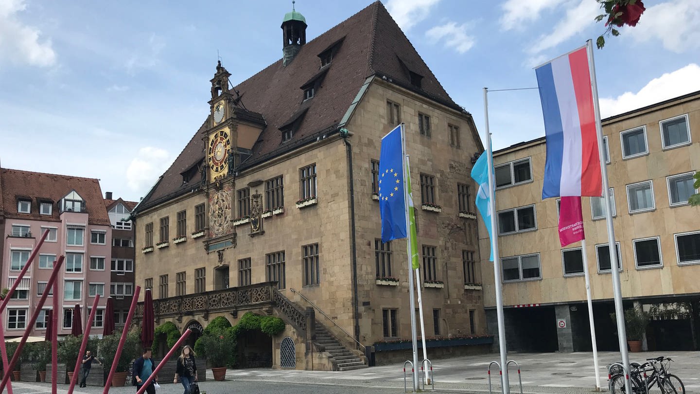 Vor dem Heilbronner Rathaus wehen zur Europa- und Kommunalwahl unter anderem die Heilbronner und die Europaflaggen (Foto: SWR)