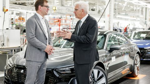 Audi-Chef im Gespräch mit Ministerpräsident Kretschmann (Foto: Audi)