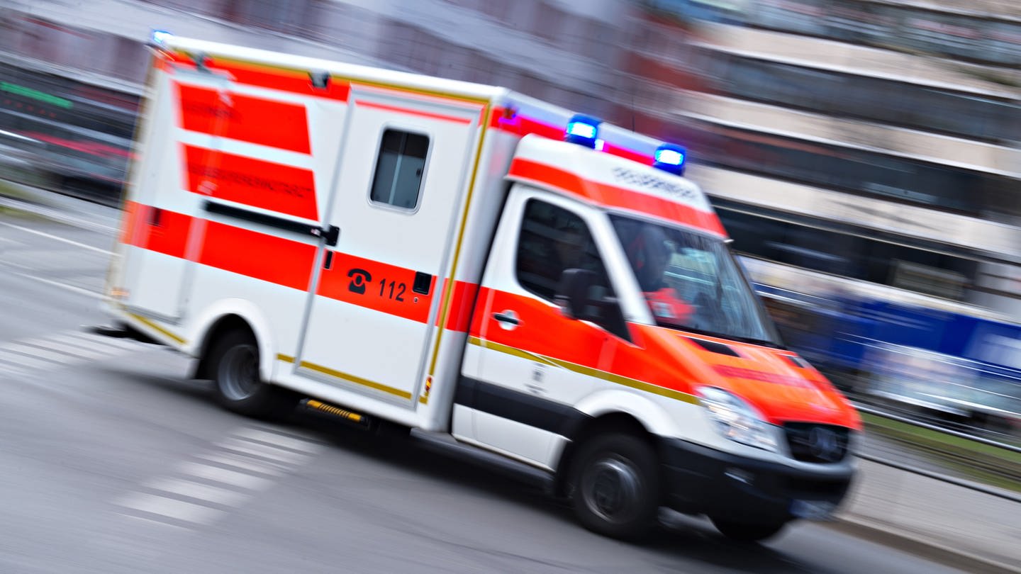 Ein Rettungswagen fährt mit Blaulicht: Zwei Männer in einem Rettunsgwagen wollten einen Verkehrsrowdie bei Bad Wimpfen stellen und wurden verletzt (Symbolbild) (Foto: dpa Bildfunk, picture alliance/dpa | Nicolas Armer)