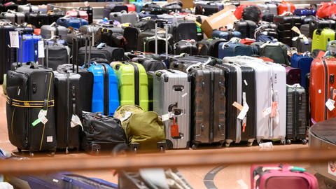 Zahlreiche Koffer lagern im Gepäckausgabe-Bereich. Koffer, Taschen und Kinderwagen stehen in der Gepäckausgabe des Airports und finden erst nach Tagen ihre Besitzer. Nach Angaben des Flughafens handelt es sich um sogenanntes Rush Gepäck, das mit einem späteren Flug als der Passagier angekommen ist. 