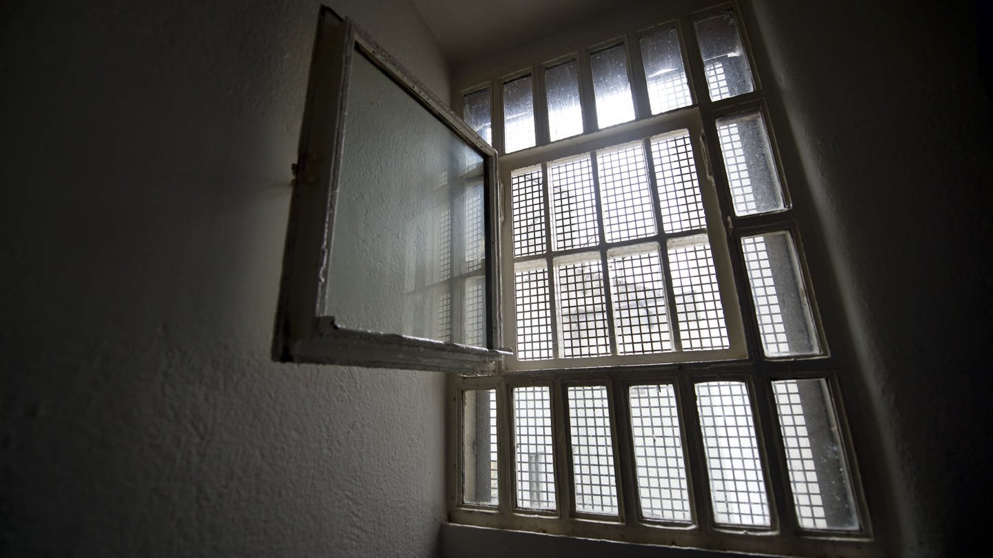 Gefängnisfenster mit Gittern davor (Symbolbild): Ein Mann wurde zu einer Haftstrafe verurteilt (Foto: dpa Bildfunk, Picture Alliance)