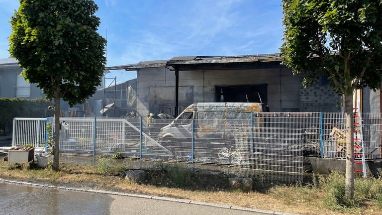 Brand einer Lagerhalle in Öhringen: Die Feuerwehr war im Großeinsatz (Foto: SWR)
