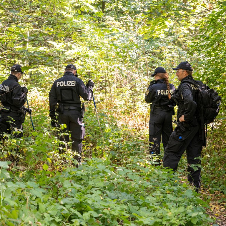 Polizisten durchsuchen ein Waldstück bei Ingolstadt nach Spuren und Gegenständen, in dessen Nähe am 17. August 2022 eine tote Frau aus dem Kreis Heilbronn in einem PKW entdeckt wurde.
