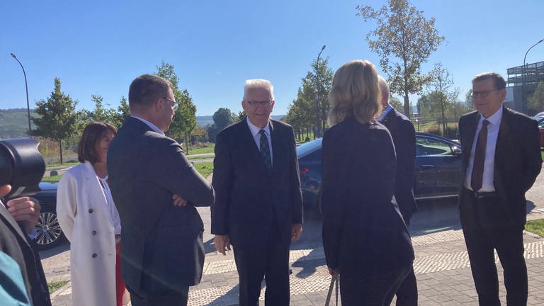 Ministerpräsident Kretschmann steigt aus Auto aus (Foto: SWR, SWR)