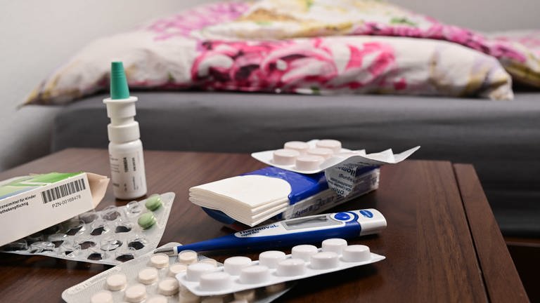 Medikamente, Taschentücher und Nasenspray stehen auf einem Tisch. (Foto: dpa Bildfunk, picture alliance/dpa | Bernd Weißbrod)