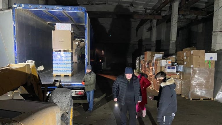 Ein Hilfstransport aus Weikersheim bringt Kartons voller Hilfsgüter in die Ukraine. (Foto: Privat: Hans-Joachim Haas)