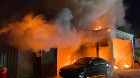 Ein Auto brannte bei dem Brand komplett aus. (Foto: Feuerwehr Heilbronn)