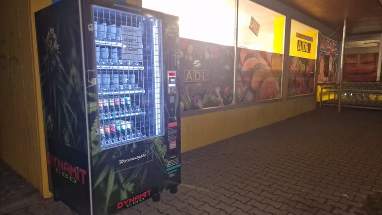 Cannabis Automat vor dem Aldix Markt (Foto: SWR)