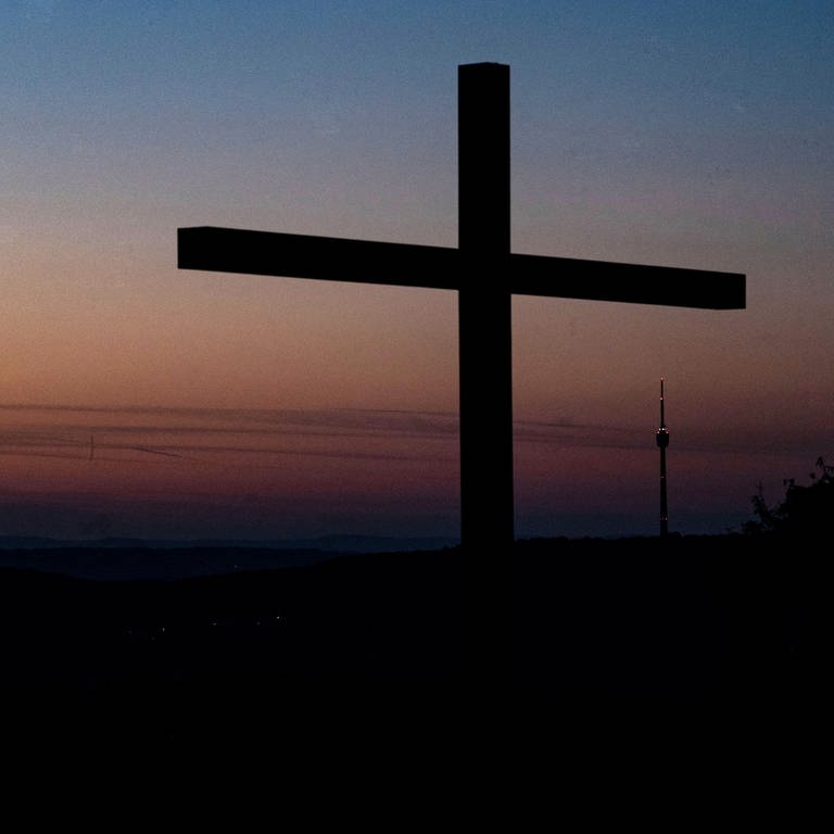Ein Kreuz vor spätem Sonnenuntergang (Foto: dpa Bildfunk, Picture Alliance)