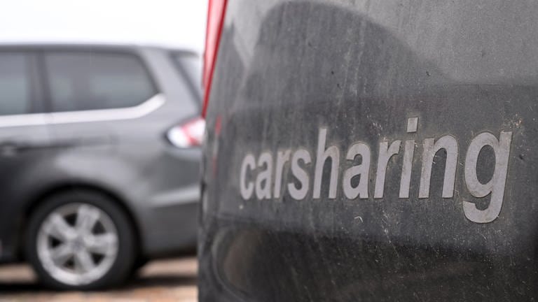Carsharing Logo auf einem Auto  (Foto: dpa Bildfunk, picture alliance/dpa | Martin Schutt)
