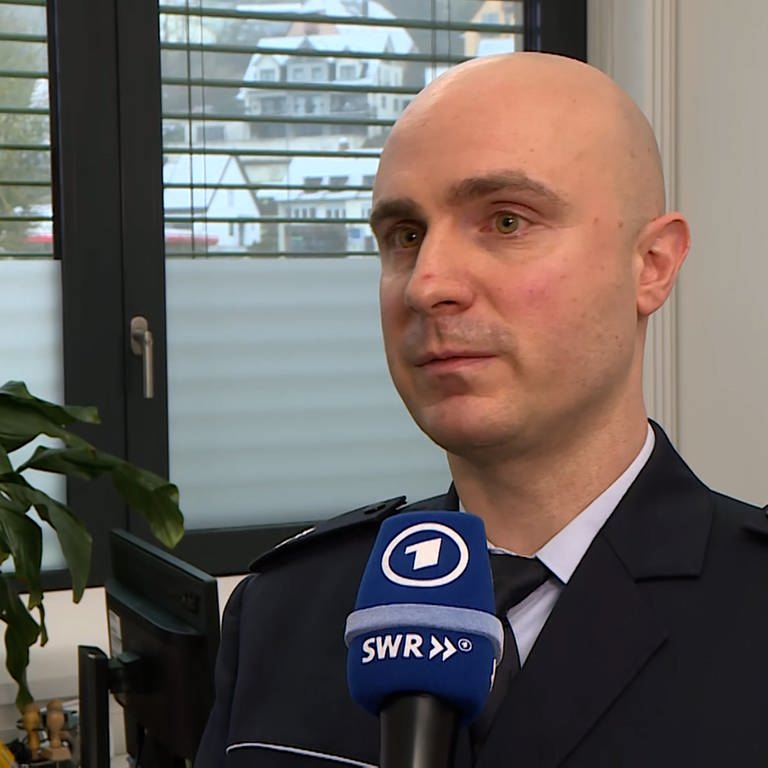 Robert Kauer Polizeipräsidium Aalen bei einem Interview (Foto: SWR)