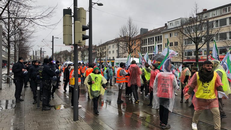 Rund 150 Demonstrierende ziehen beim langen Marsch der Kurden durch Heilbronn. (Foto: SWR)