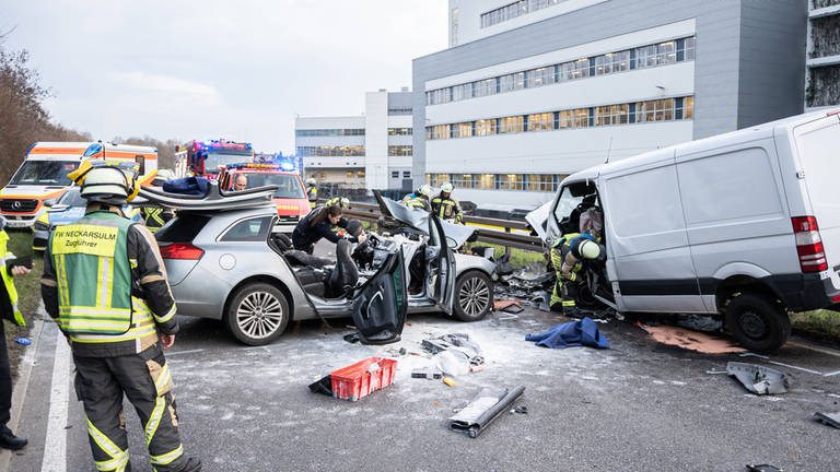 Bei dem Verkehrsunfall auf der B27 zwischen Neckarsulm und Bad Friedrichshall wurden zwei Männder schwer verletzt (Foto: 7aktuell.de | CV)