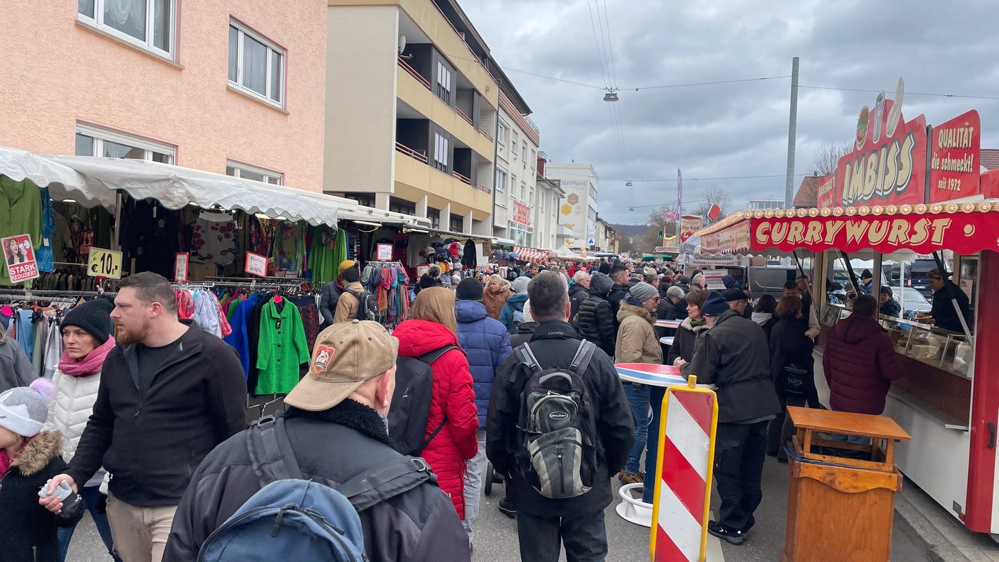 Rund 250 Stände an der Harmonie und am Friedensplatz in Heilbronn lockten schon am Samstag tausende Menschen in die Innenstadt zum Pferdemarkt. (Foto: SWR)