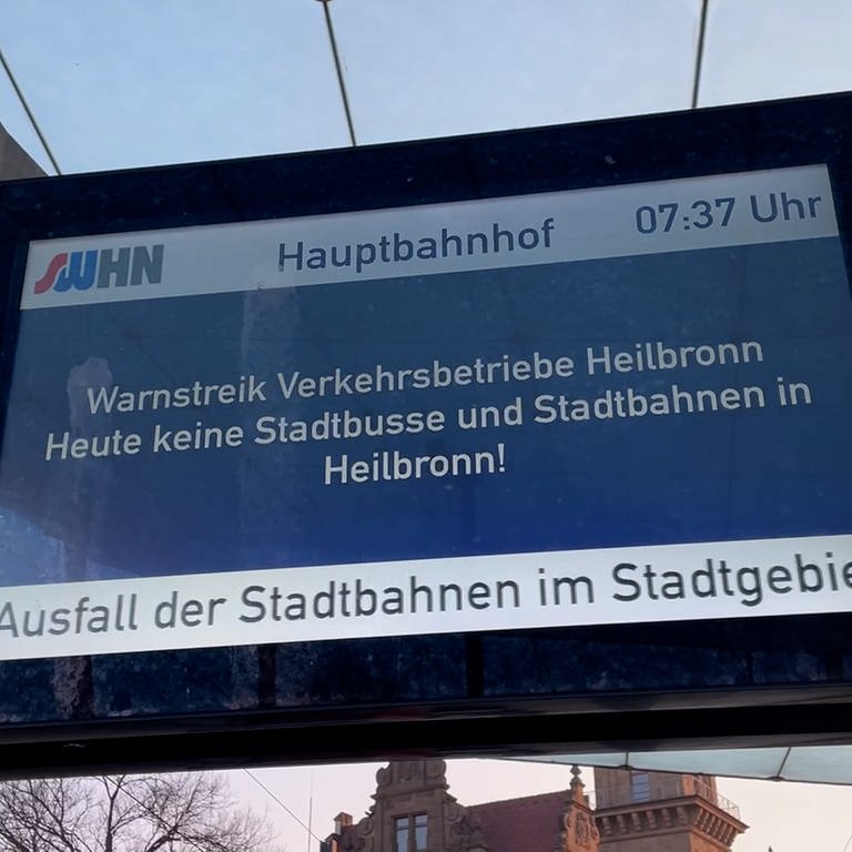 Eine Anzeigetafel an einer Heilbronner Haltestelle gibt bekannt: Es wird gestreikt im Nahverkehr Heilbronn (Foto: SWR, Simon Bendel)