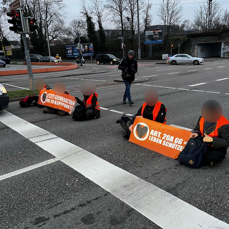 Klimaaktivisten haben am 6. Februar 2023 in Heilbronn die B27 blockiert. (Foto: SWR)