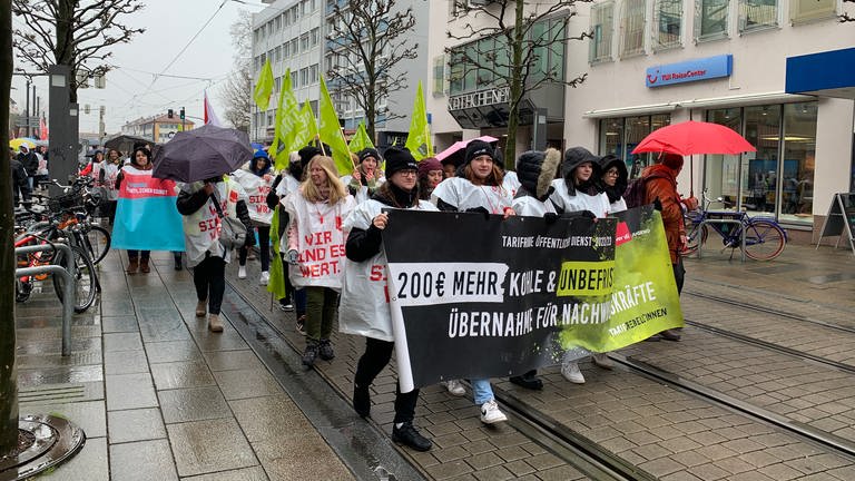 In Heilbronn streikt am Mittwoch der öffentliche Dienst. Auf dem Kiliansplatz gab es am Vormittag eine Kundgebung der Gewerkschaft ver.di. (Foto: SWR)