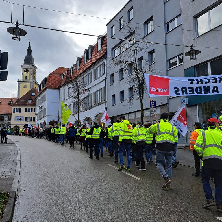 Die Streikenden kamen auf dem Crailsheimer Marktplatz zu einer Kundgebung zusammen (Foto: Pressestelle, ver.di Heilbronn-Neckar-Franken)