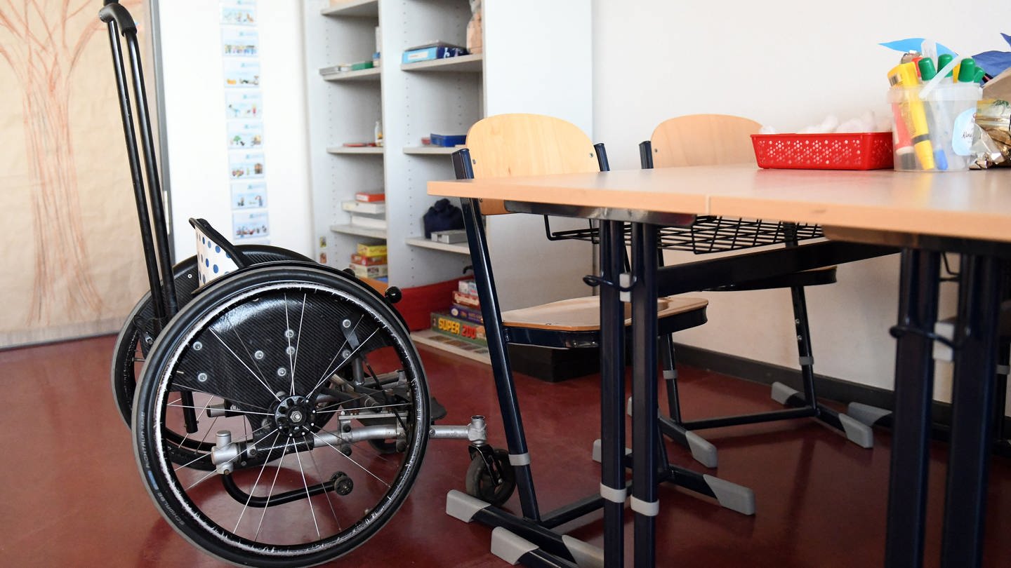 Ein Rollstuhl steht in einem Klassenraum (Symbolbild). (Foto: dpa Bildfunk, picture alliance/dpa | Maurizio Gambarini)