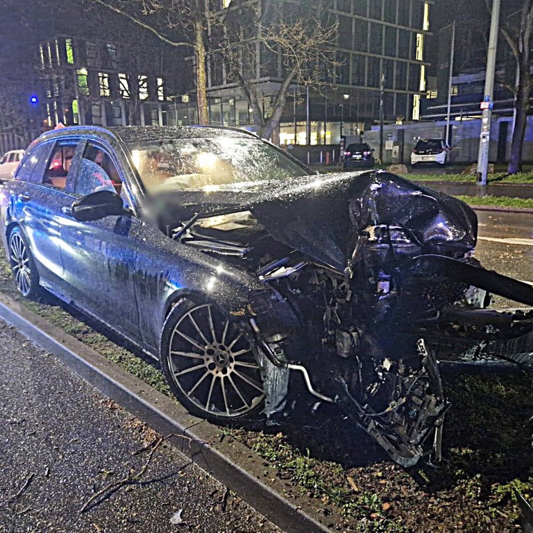 Die 19-jähriger Lenkerin dieses Autos wurde bei dem Unfall leicht verletzt.  (Foto: 7aktuell.de | Hessenauer)