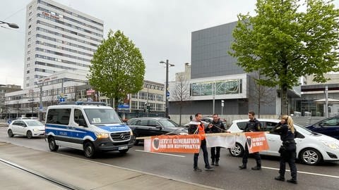 Ein Klima-Aktivist wird vor der Heilbronner Harmonie von der Polizei gestoppt. (Foto: SWR)