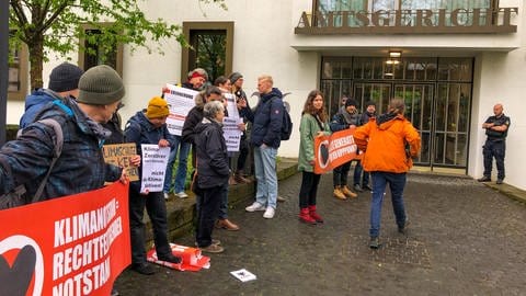 Klima-Aktivisten vor dem Gerichtsgebäude. (Foto: SWR)