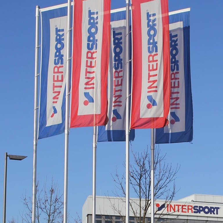 Wehende Fahnen vor der Intersportzentrale in Heilbronn (Foto: Pressestelle, Intersport)