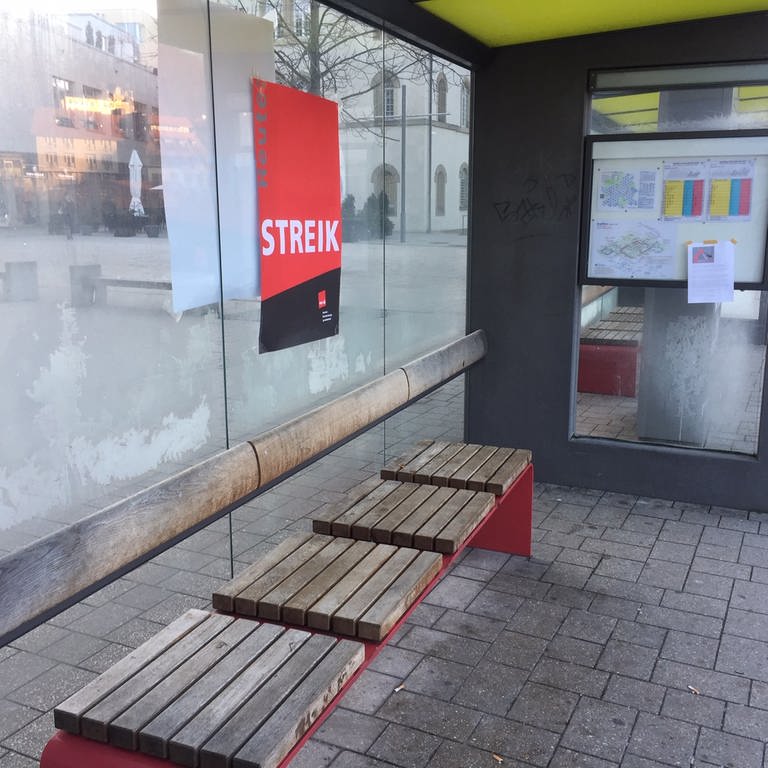 Ein Plakat mit der Aufschrift "Streik" an einer Bushaltestelle